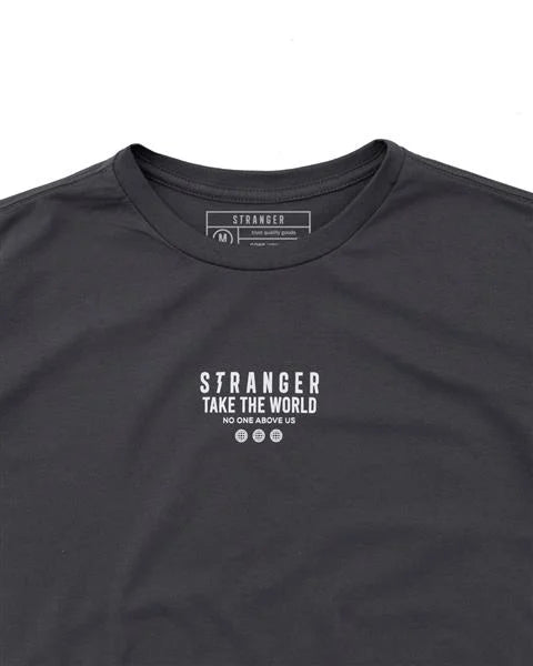 Camiseta Stranger Take The World (Cinza Chumbo)